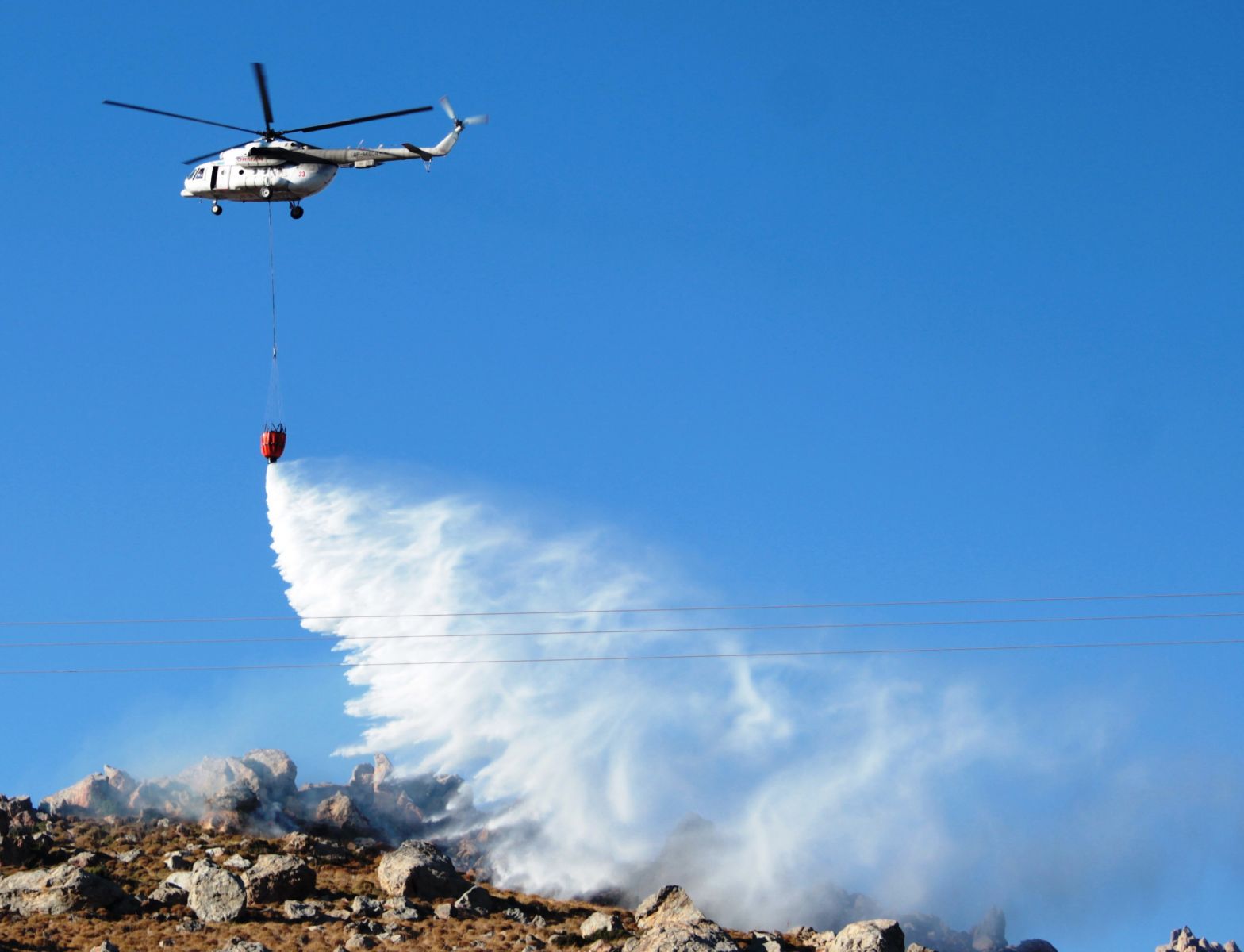 Alevler tatil sitelerine yaklaştı; tatilciler taşlarla yangını söndürmeye çalıştı