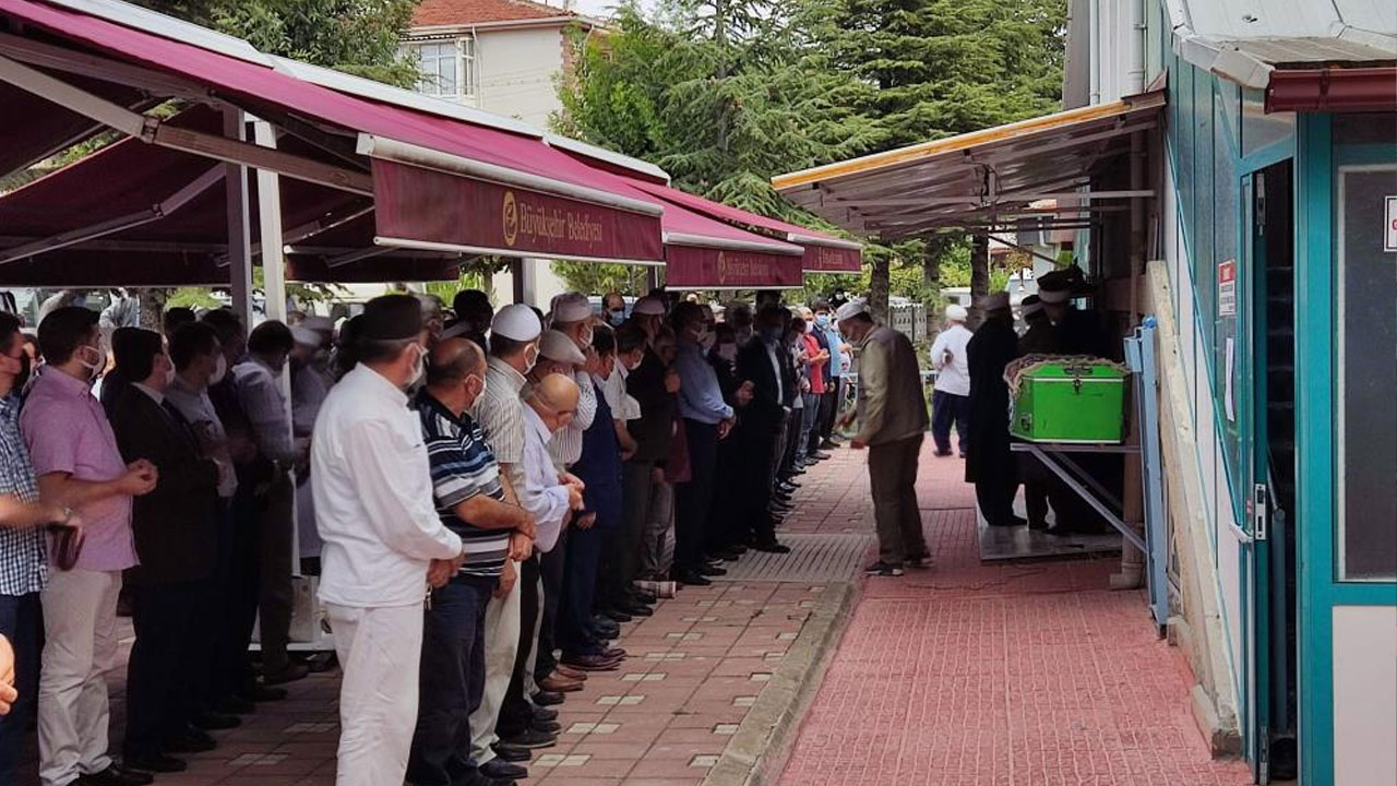 Aşı olmadı, önce anne ve babası sonra kendi öldü