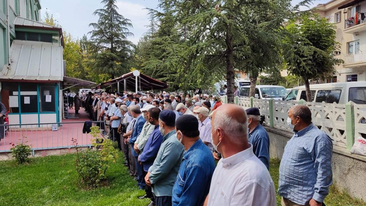 Aşı olmadı, önce anne ve babası sonra kendi öldü