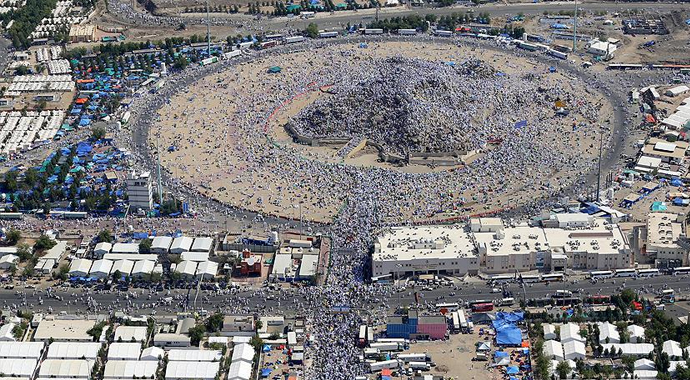 Milyonlarca hacı adayı Arafat Vakfesi'ni yaptı