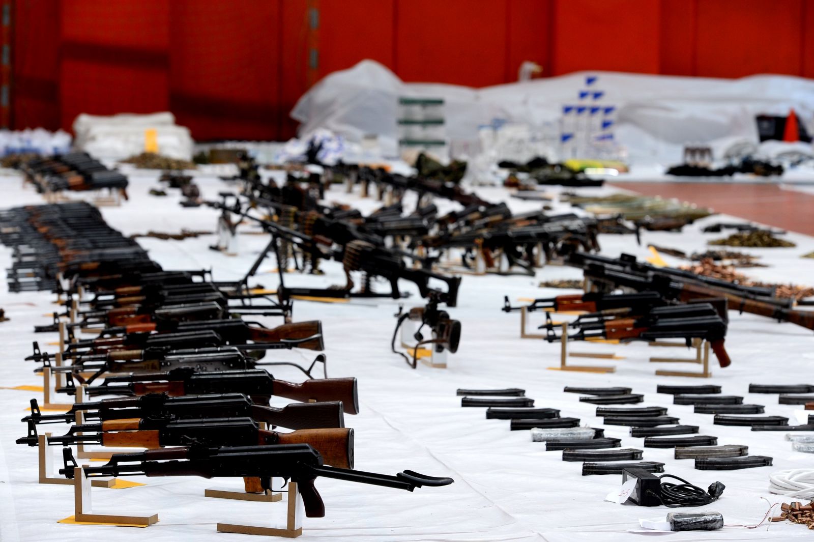 Bağlar’da ele geçirilen mühimmat salona sığmadı! Bağlar’da ele geçirilen mühimmat salona sığmadı!