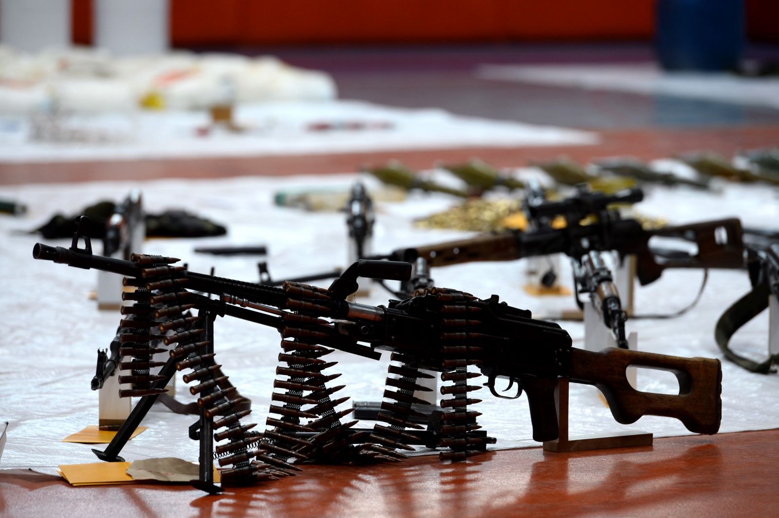 Bağlar’da ele geçirilen mühimmat salona sığmadı! Bağlar’da ele geçirilen mühimmat salona sığmadı!