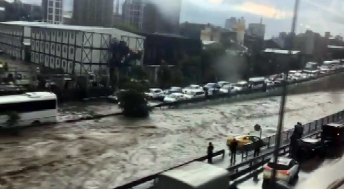 İstanbul Valiliğinden vatandaşlara uyarı: Özel araçlarla trafiğe çıkmayın