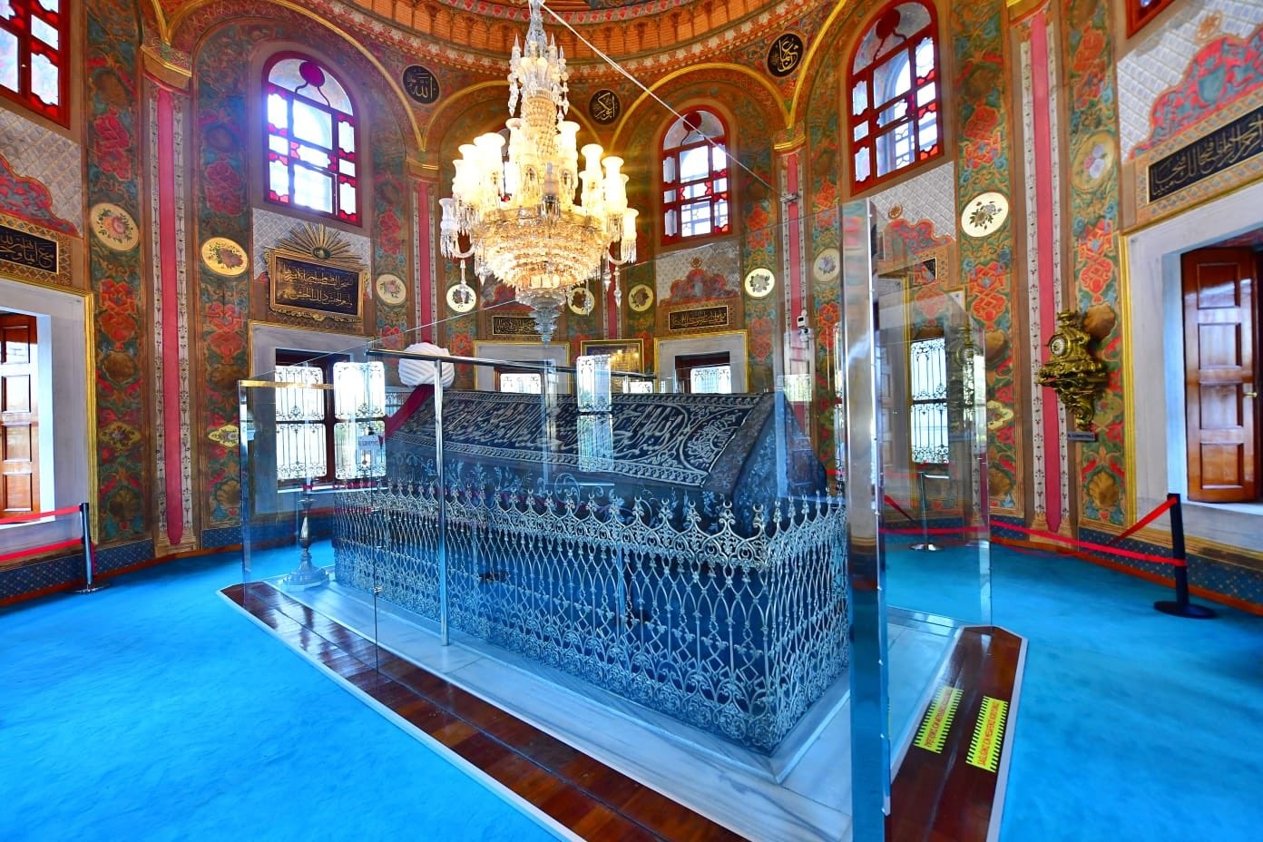 Vali Yerlikaya, Fatih Sultan Mehmet Han’ı kabri başında ziyaret etti