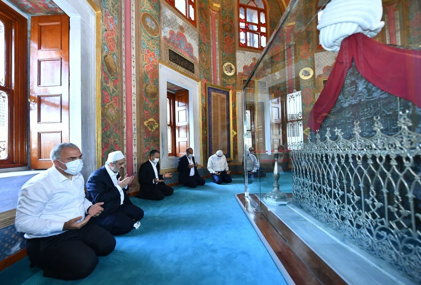 Vali Yerlikaya, Fatih Sultan Mehmet Han’ı kabri başında ziyaret etti