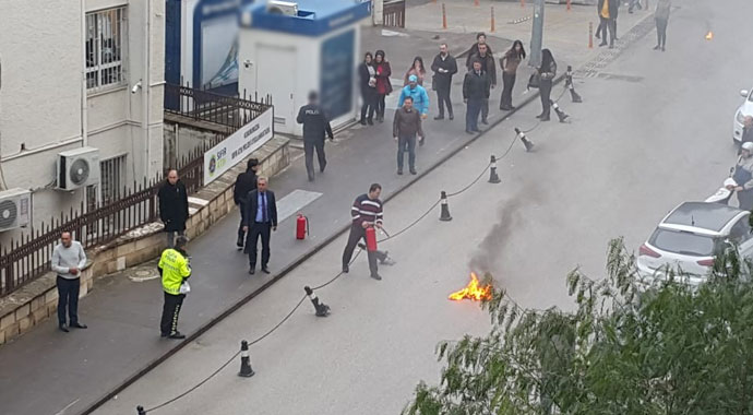 Valilik önünde kendini ateşe verdi! Hayatını kaybetti Valilik önünde kendini ateşe verdi! Hayatını kaybetti