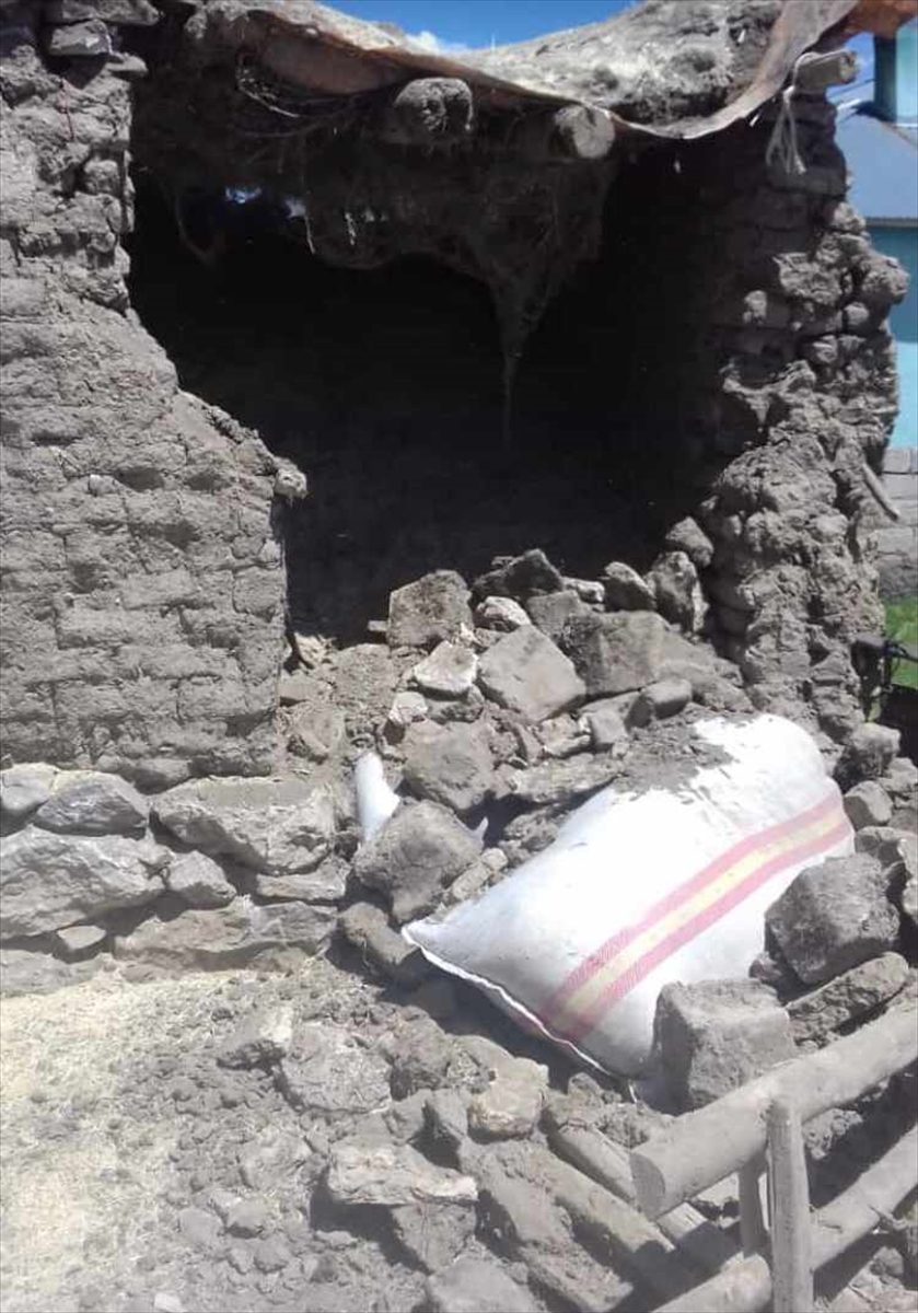 Özalp depreminde evler hasar gördü