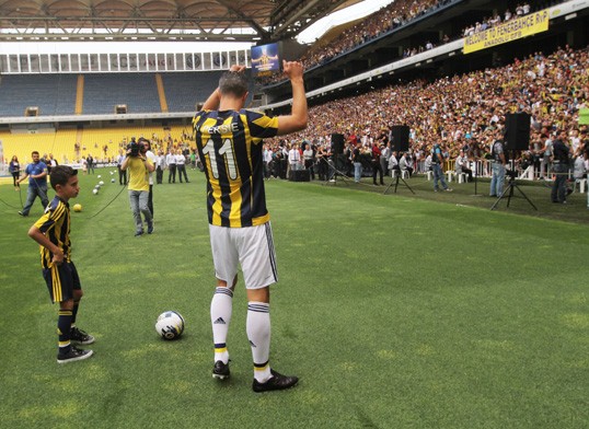 Shaqueel van Persie Feyenoord'da 15 yaşında profesyonel oldu... Shaqueel van Persie Feyenoord'da 15 yaşında profesyonel oldu...