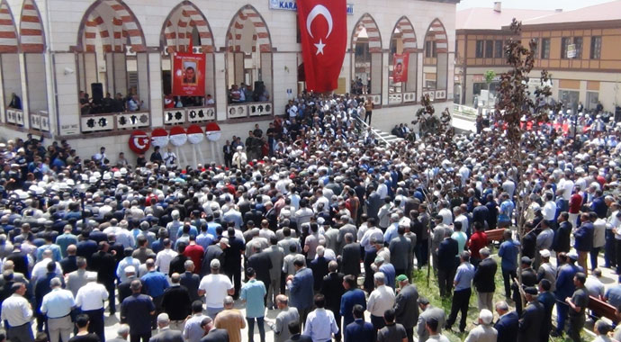 Şehit işçiler gözyaşları arasında toprağa verildi