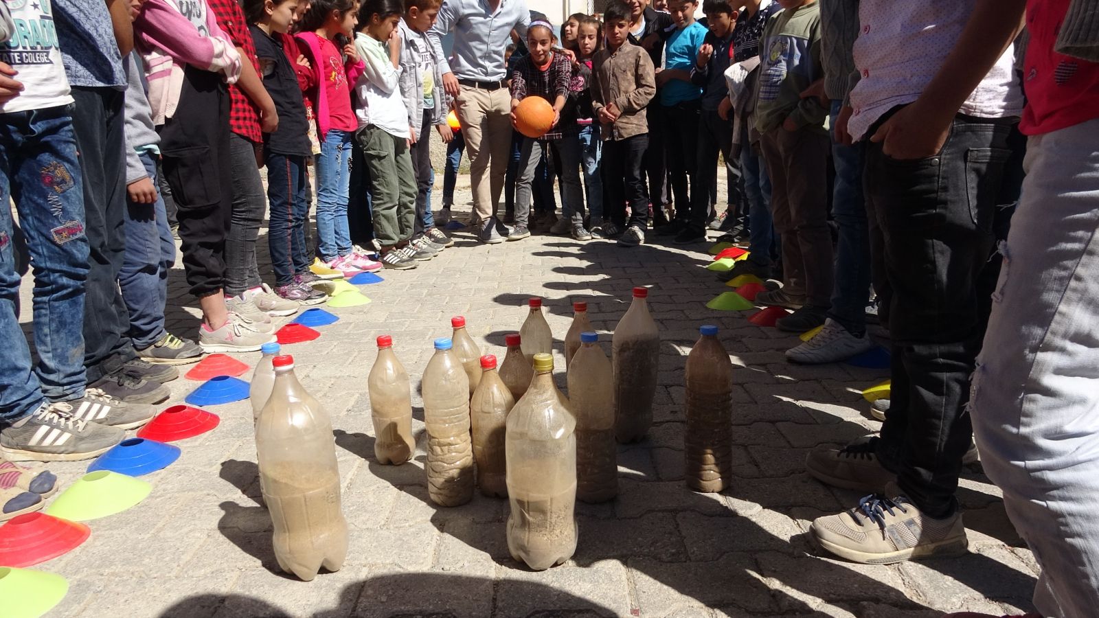 Öğretmenden öğrencilerine hoş sürpriz... Van usulü bowling