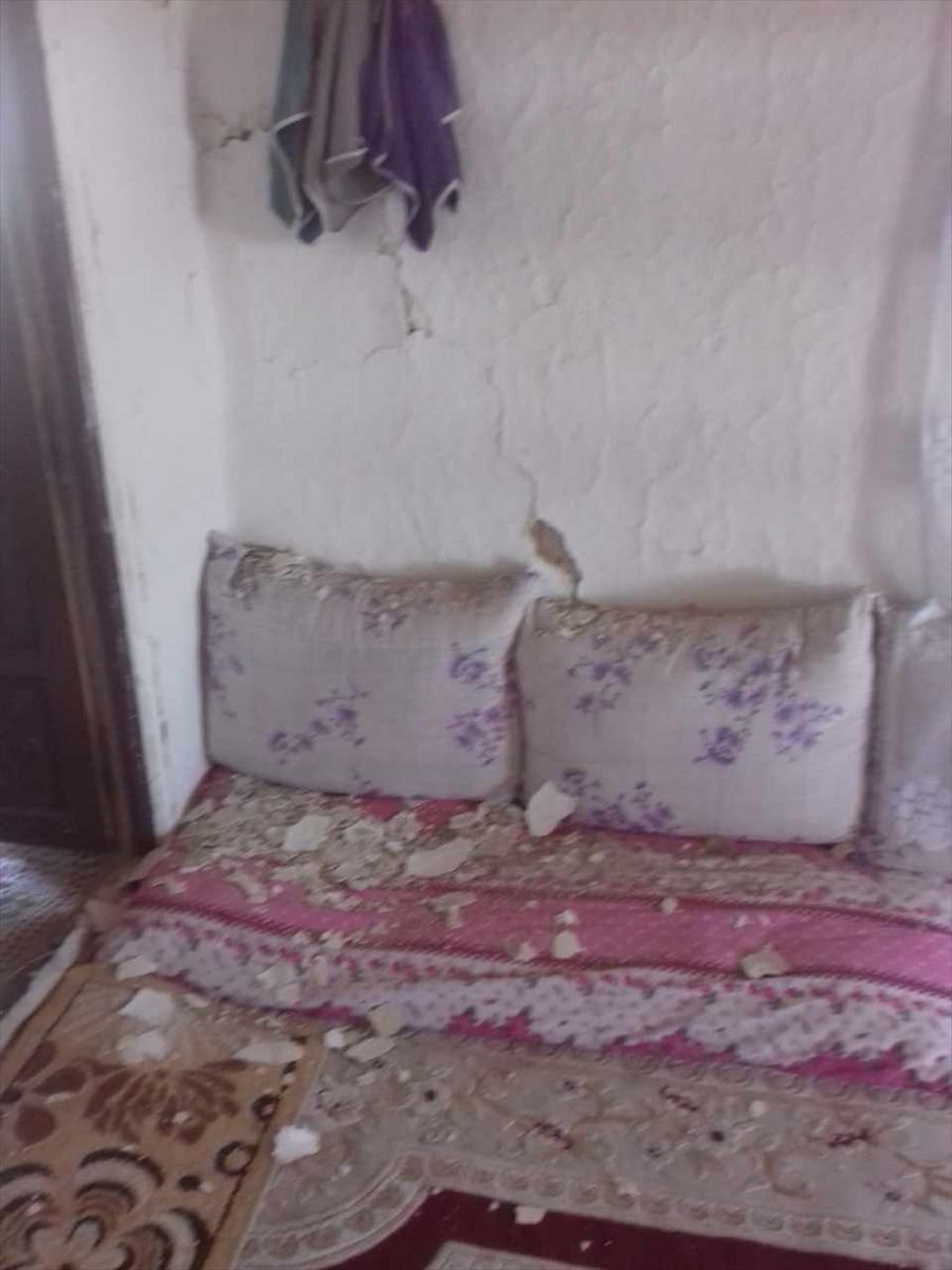 Özalp depreminde evler hasar gördü