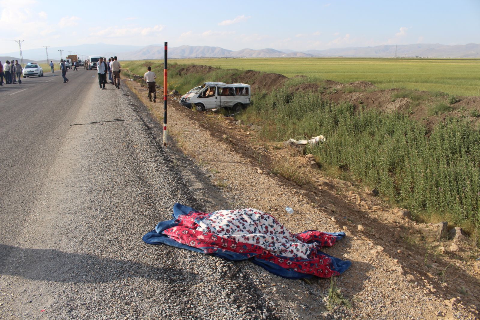 Minibüs takla attı: 2 ölü, 4 yaralı