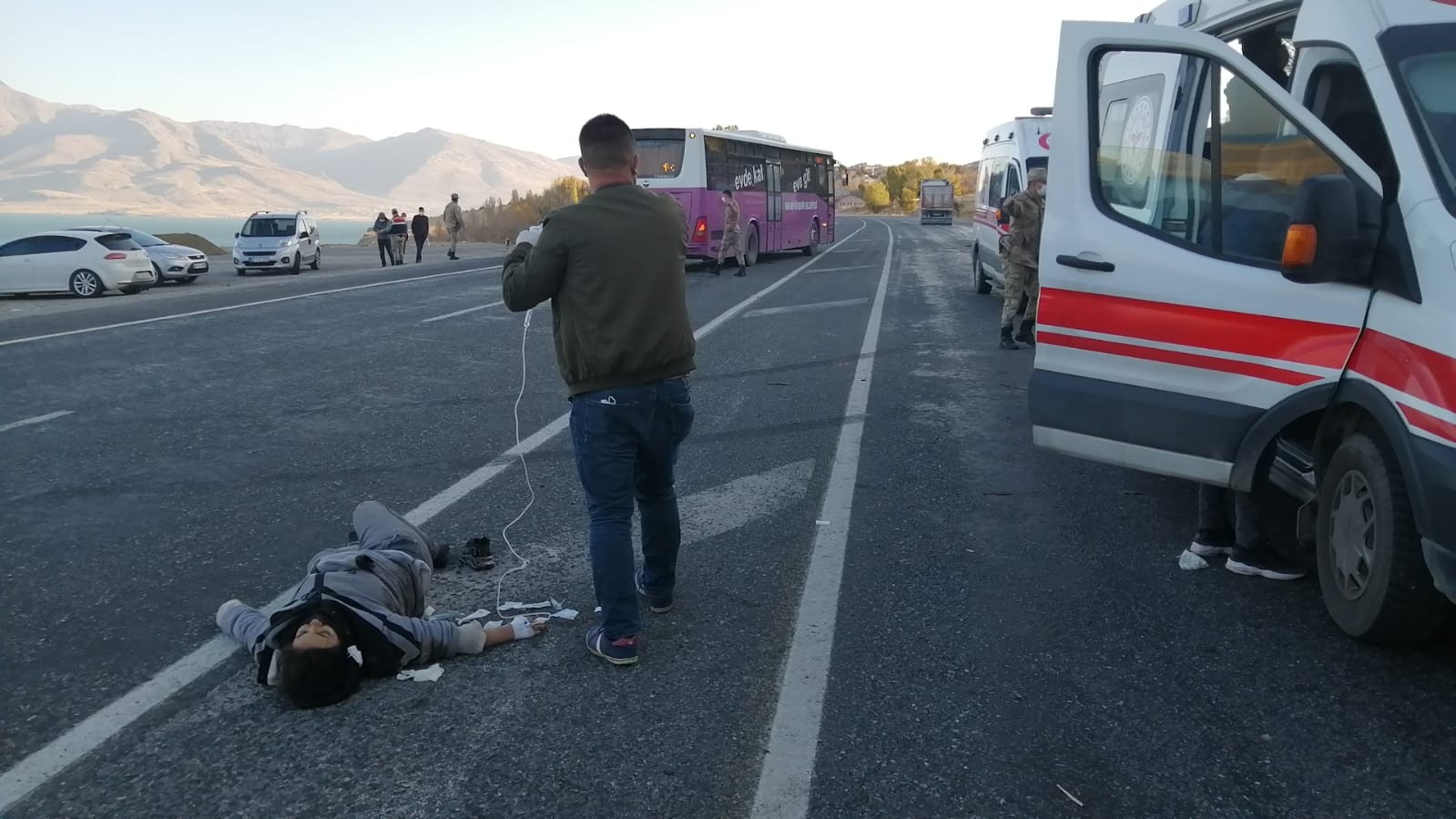 Mültecileri taşıyan minibüs kaza yaptı: Ölü ve yaralılar var