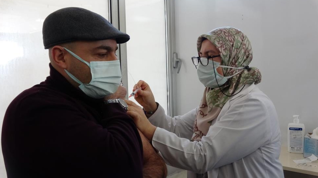 Yerli aşıya büyük ilgi: Yurdun dört bir yanında Turkovac uygulanmaya başladı