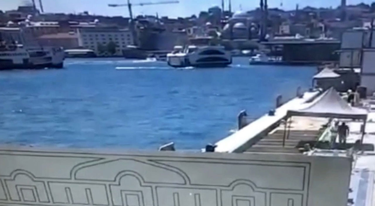 Karaköy'de vapurun iskeleye çarpma anı kamerada
