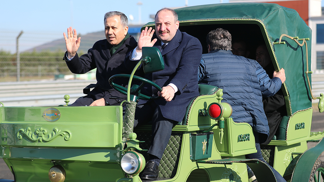Bakan Varank yerli üretim elektrikli faytonun direksiyonunda