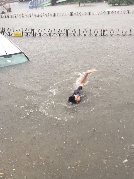 Üsküdar'da esnaf işe yüzerek gitti Üsküdar'da esnaf işe yüzerek gitti