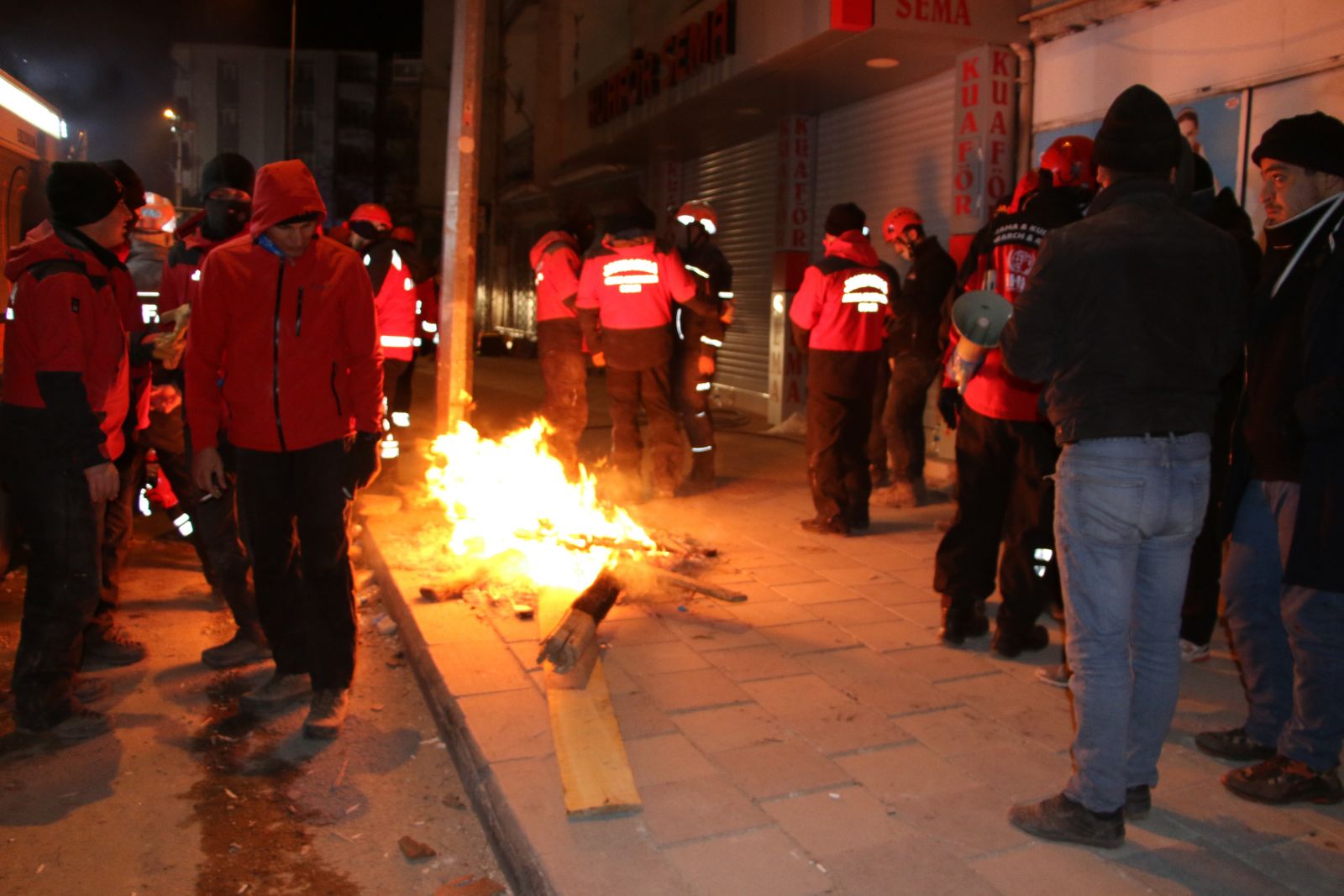 Depremin yaşandığı Elazığ’da vatandaşlar sokaklarda sabahladı