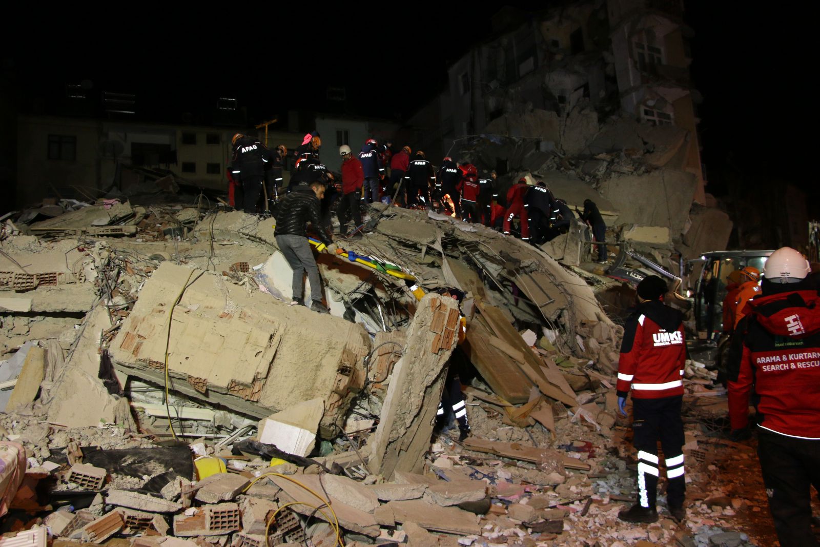 Depremin yaşandığı Elazığ’da vatandaşlar sokaklarda sabahladı