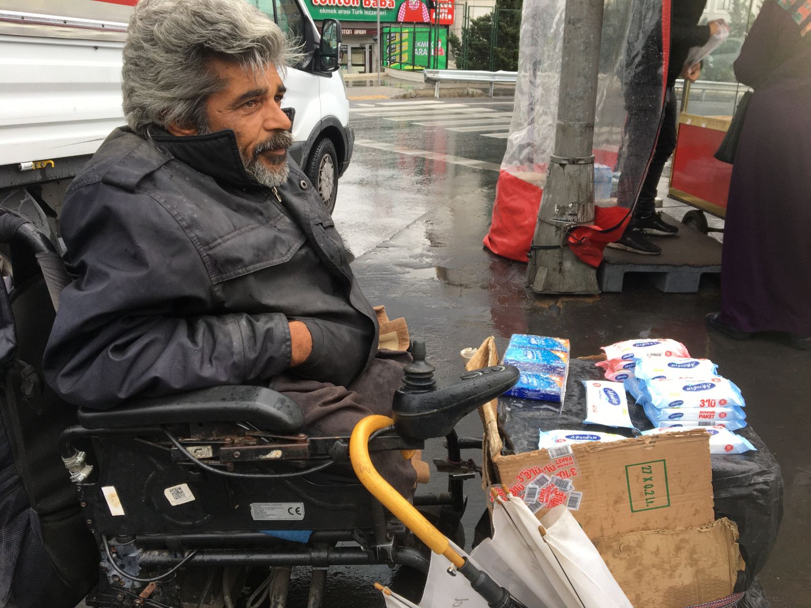 Yağmurda ekmek mücadelesi yürekleri yaktı: 'Allah’a çok şükür dilenmedim'