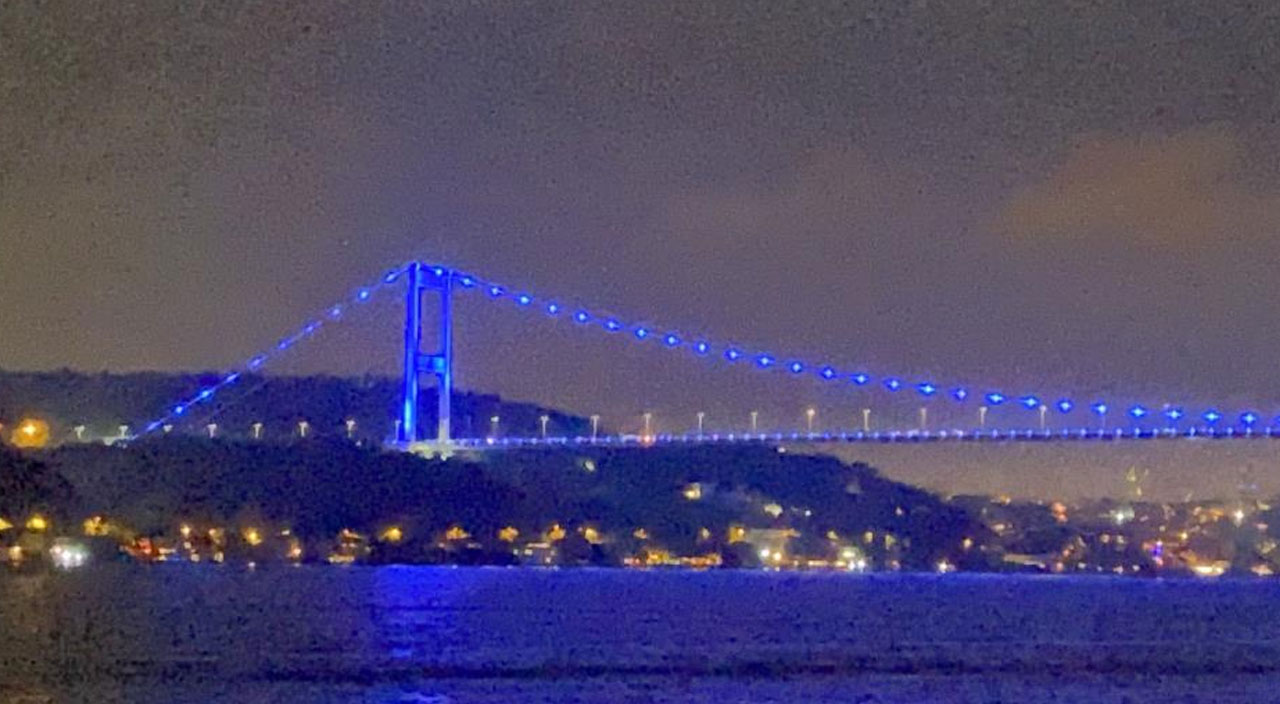 Denizcilik ve Kabotaj Bayramı için Fatih Sultan Mehmet Köprüsü maviye büründü Denizcilik ve Kabotaj Bayramı için Fatih Sultan Mehmet Köprüsü maviye büründü