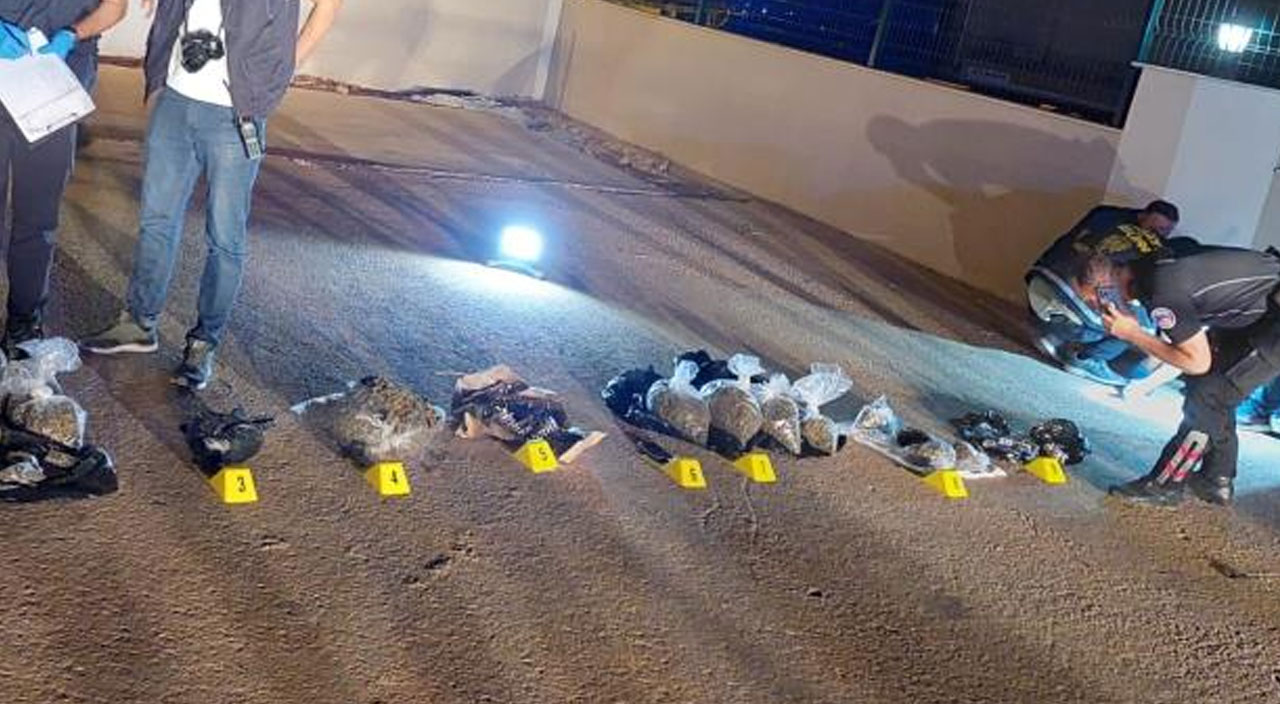 İzmir'de torbacı operasyonu! Köşeye sıkışınca uyuşturucuları aşağı attılar: 2 kişi gözaltında