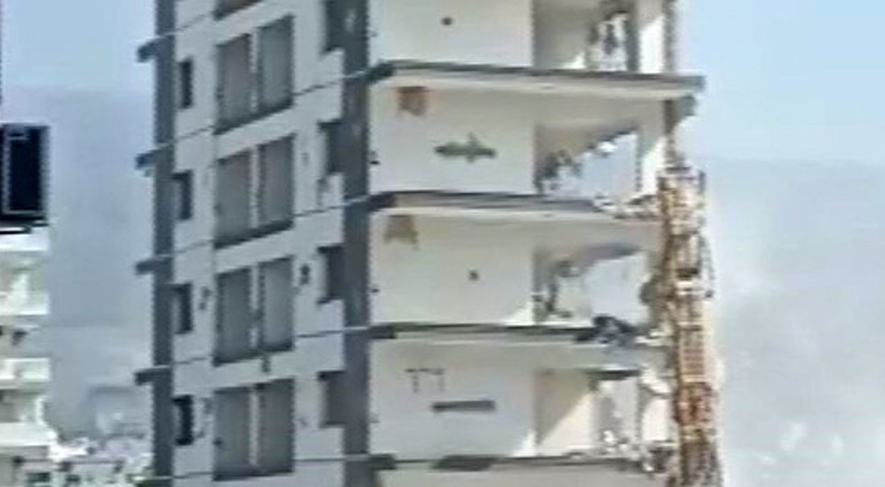 İzmir’de panik anlar: 10 katlı bina büyük bir gürültüyle çöktü