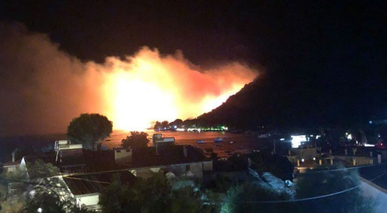 Çeşme'de korkutan yangın: Alevler evlere doğru ilerliyor