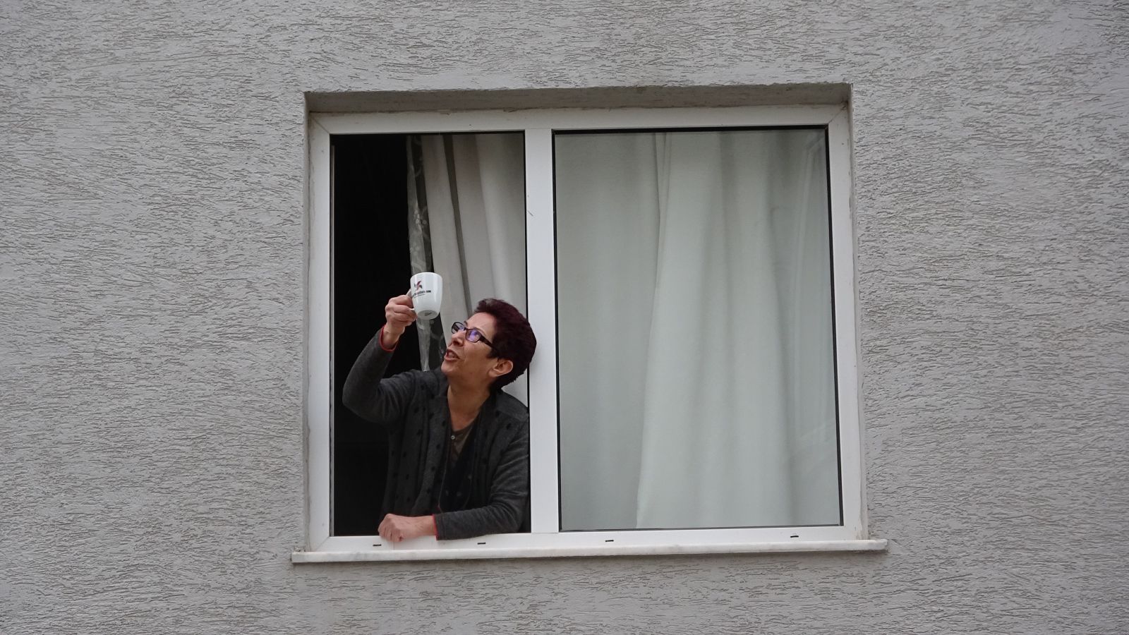 Bursa'da evden çıkamayan komşular camdan cama gün yaptı