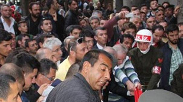 CHP'li vekil, şehit cenazesinde yumruklu saldırıya uğradı CHP'li vekil, şehit cenazesinde yumruklu saldırıya uğradı