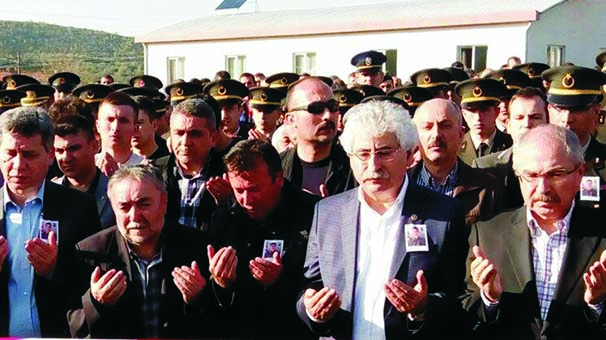 CHP'li vekil, şehit cenazesinde yumruklu saldırıya uğradı CHP'li vekil, şehit cenazesinde yumruklu saldırıya uğradı