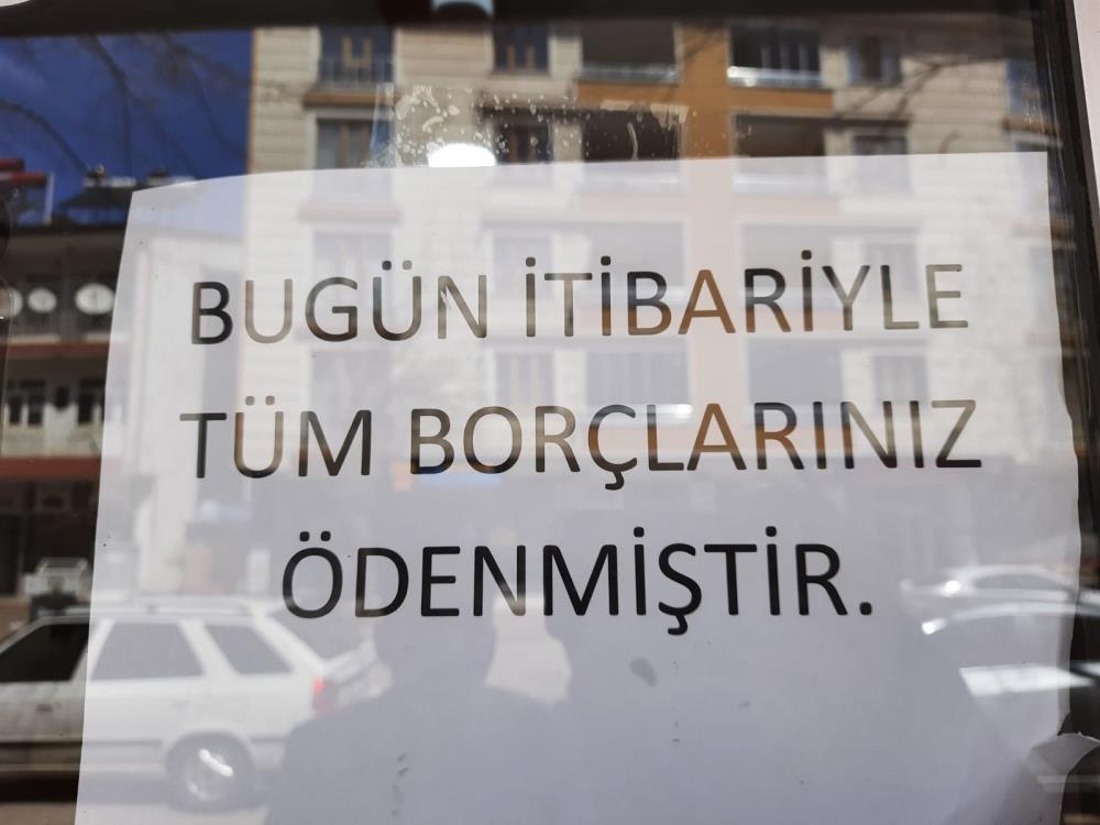 Gizemli hayırsever 100 bin TL'sini alıp, bakkal bakkal gezip, veresiye defterlerindeki borçları ödedi