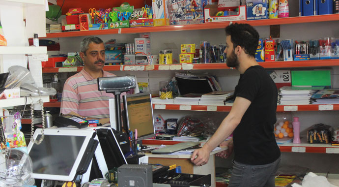 Gizli hayırsever borçları ödedi, bakkalın veresiye defterini yırttı