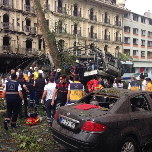 Beyazıt'ta bombalı saldırı sosyal medyada