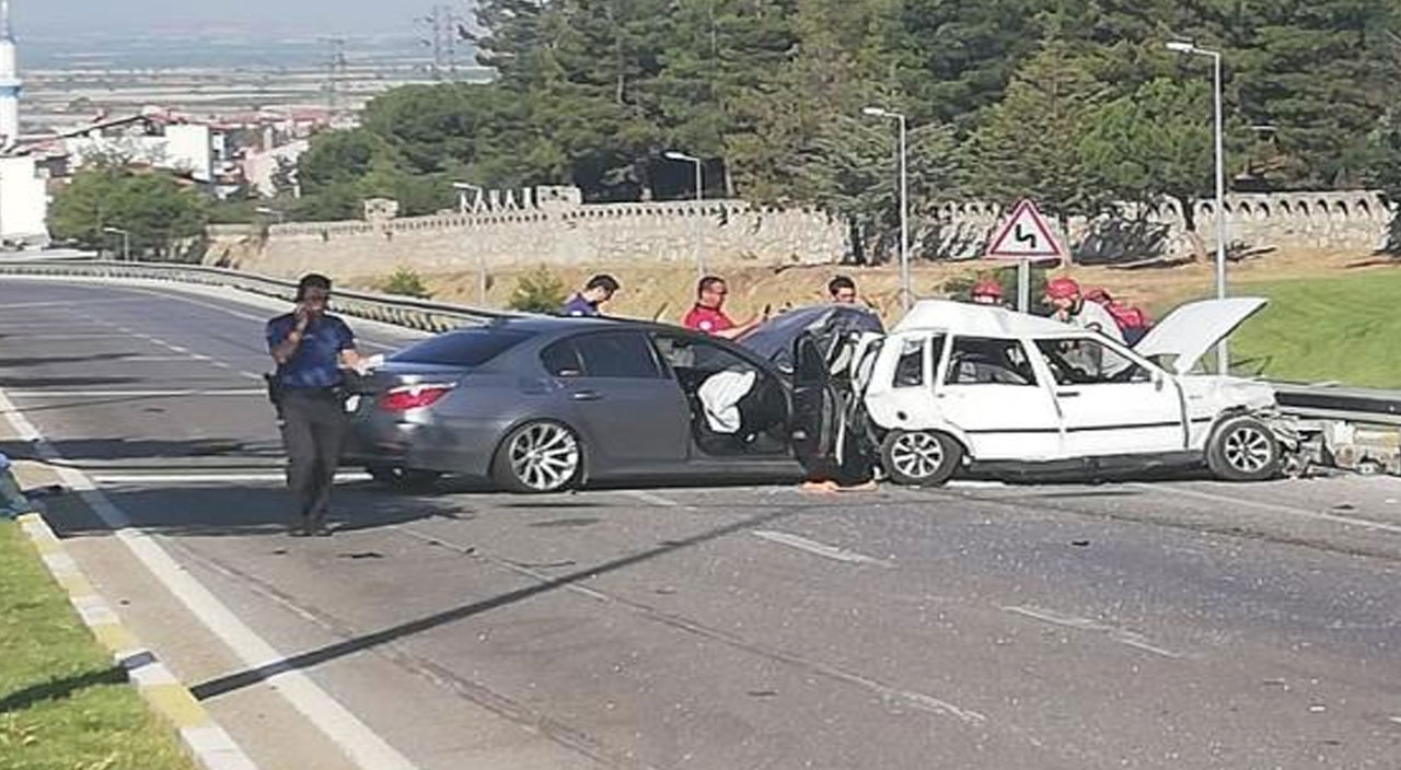 Bayram günü acı olay! Yola çıkan 2 araç çarpıştı: Ölü ve yaralılar var