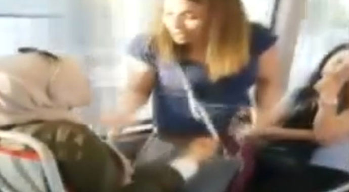 Metrobüste koltuğu paylaşamayan iki kadının pes dedirten kavgası