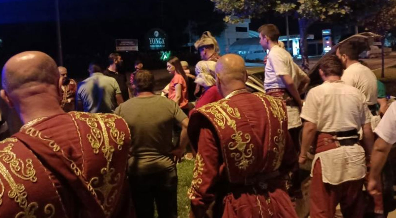 Görenler şaşkına döndü! Kazaya ilk müdahaleyi yapanlar mehter takımı oldu