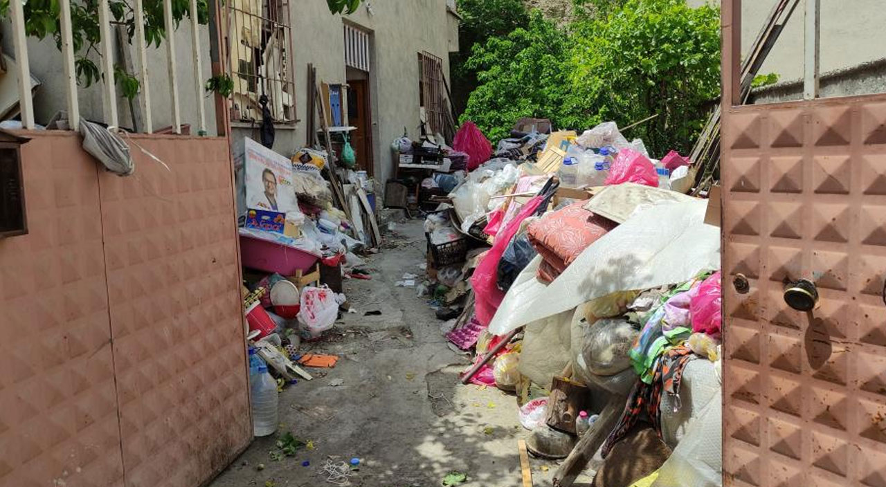 Beklenmedik manzara! 2 katlı evden çıkanları görenler şaşkınlığını gizleyemedi