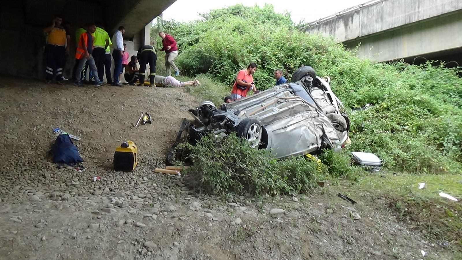 Otomobil TEM otoyolunda viyadükten uçtu: 2’si ağır 3 kişi yaralandı