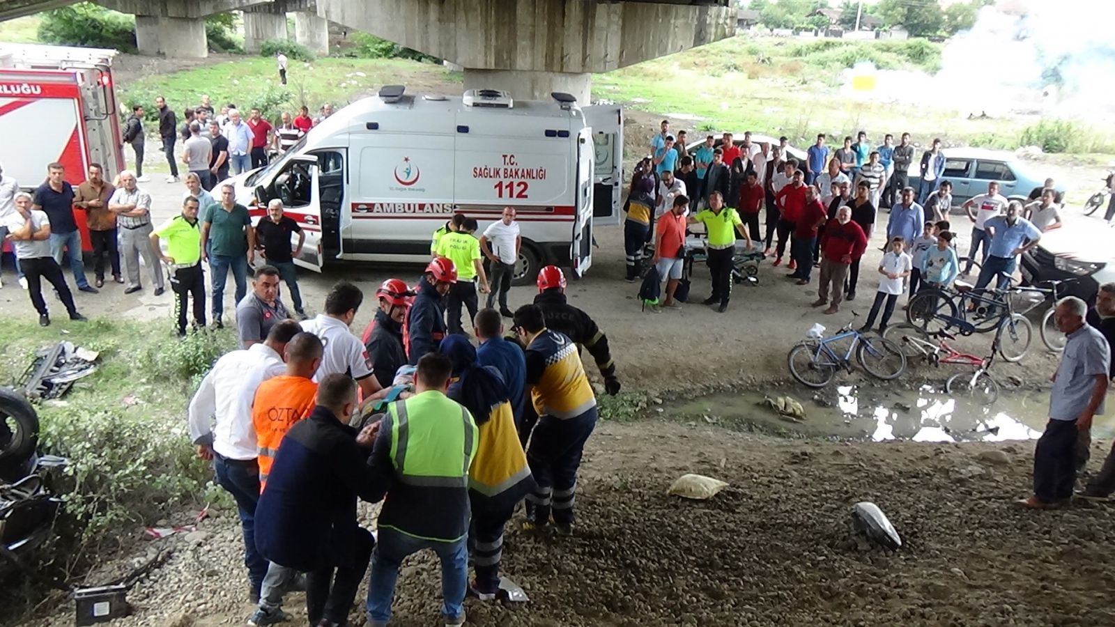 Otomobil TEM otoyolunda viyadükten uçtu: 2’si ağır 3 kişi yaralandı