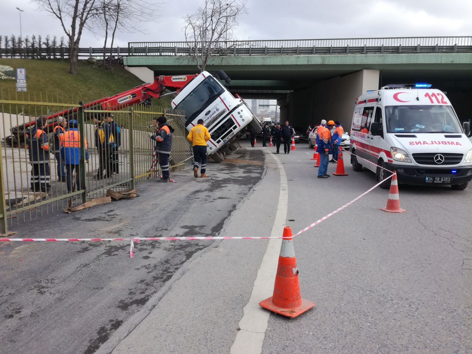 Kadıköy'de metrobüs durağı yanında vinç devrildi