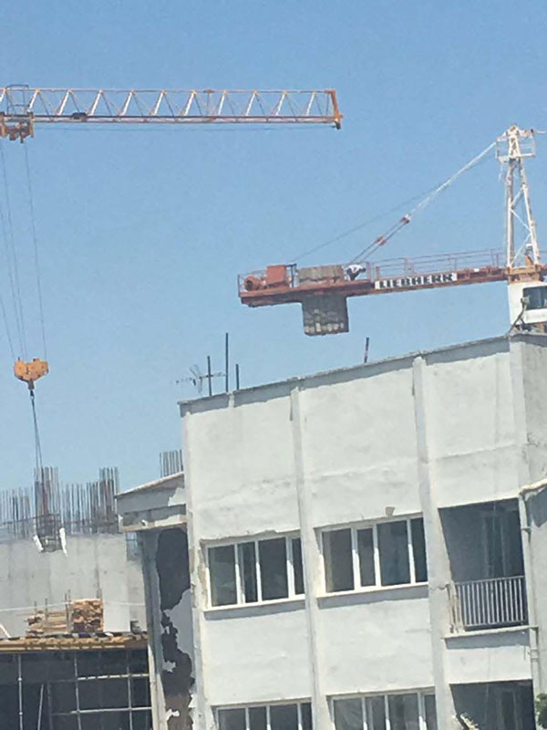 Manisa'da bir işçi vincin üzerinde namaz kıldı