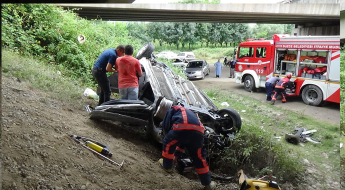 Feci kaza... Otomobil TEM otoyolunda viyadükten uçtu: 3 yaralı