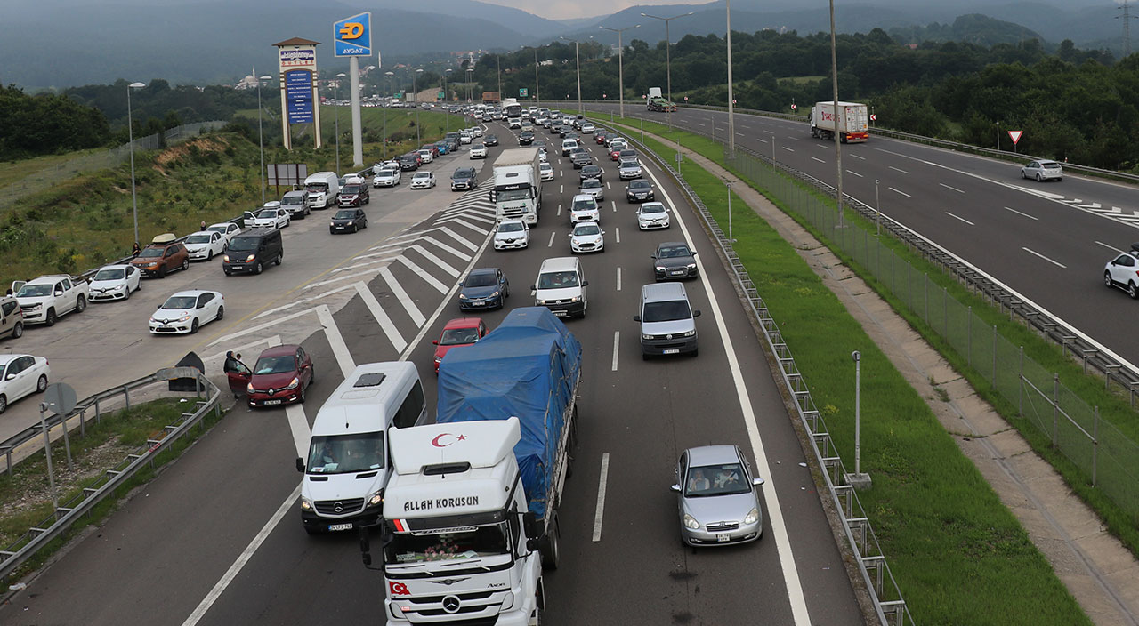 Vatandaşlar bayram tatili için yola çıktı, trafik durma noktasına geldi Vatandaşlar bayram tatili için yola çıktı, trafik durma noktasına geldi