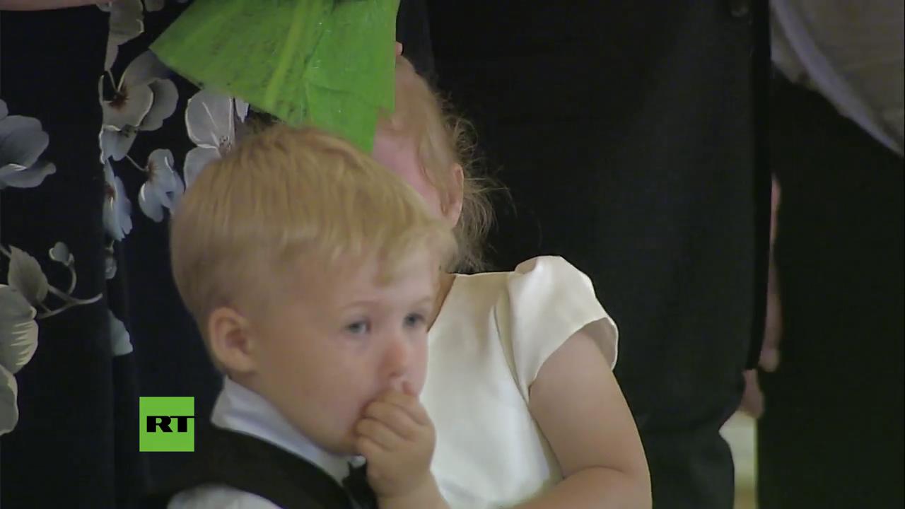 Putin'i gören küçük kız korkudan ağlamaya başladı Putin'i gören küçük kız korkudan ağlamaya başladı