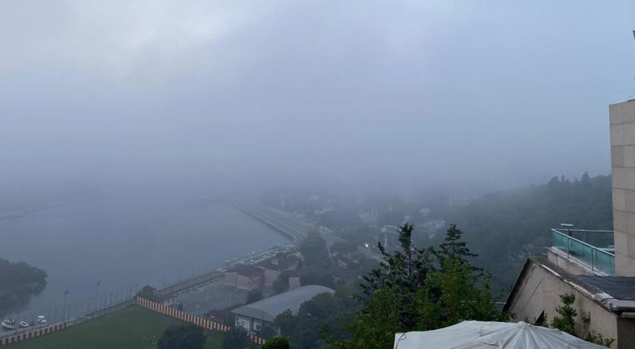 İstanbul'da göz gözü görmedi: Yoğun sis nedeniyle Haliç Köprüsü kayboldu