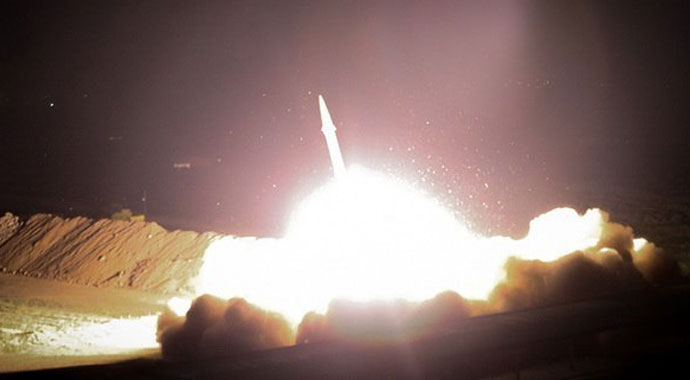 İran, Irak'taki ABD üslerini vurdu