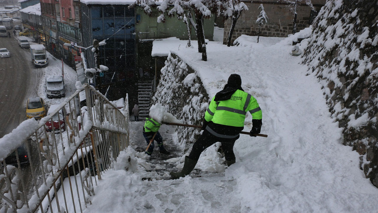 Kar yağışı 258 köy yolunu ulaşıma kapattı