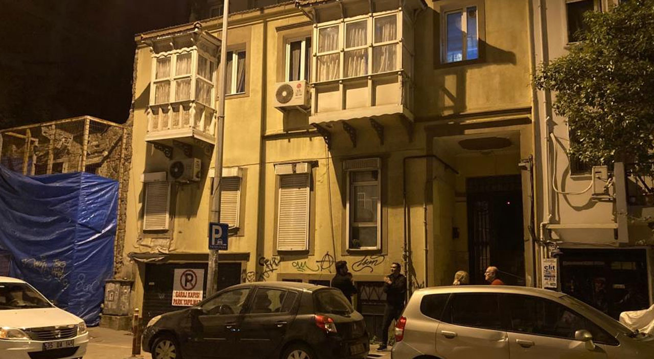 Evde otururken ne olduğunu anlamadılar... Üzerlerine kaya parçası düştü! Evde otururken ne olduğunu anlamadılar... Üzerlerine kaya parçası düştü!