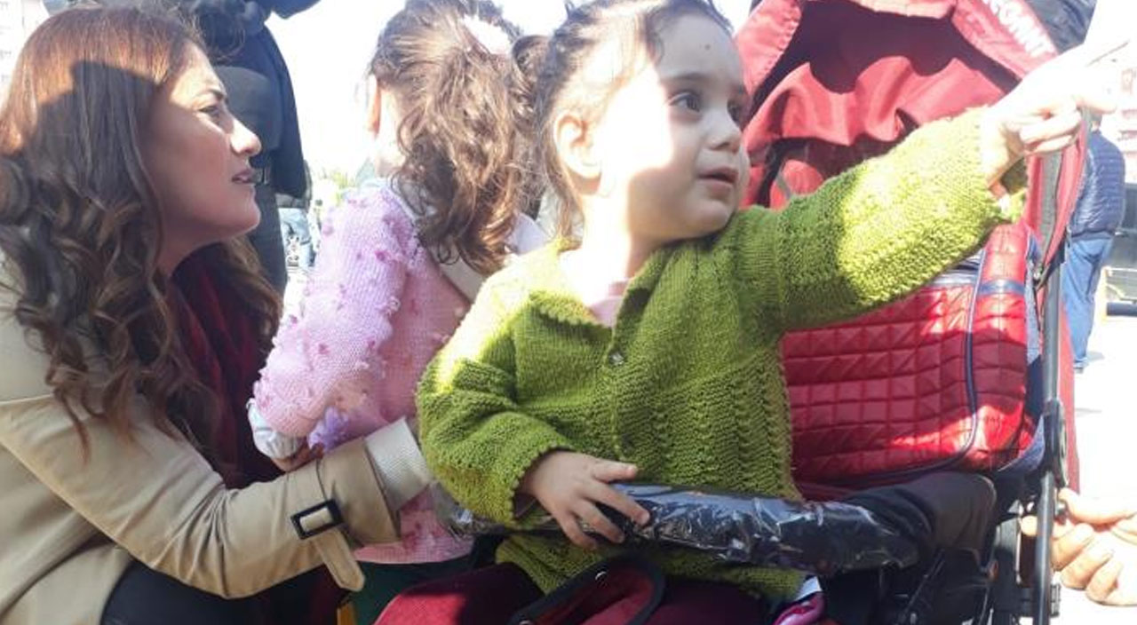 Çocuklarının hayatını kurtarırken dolmuşun altında kalan hamile kadın hayatını kaybetti